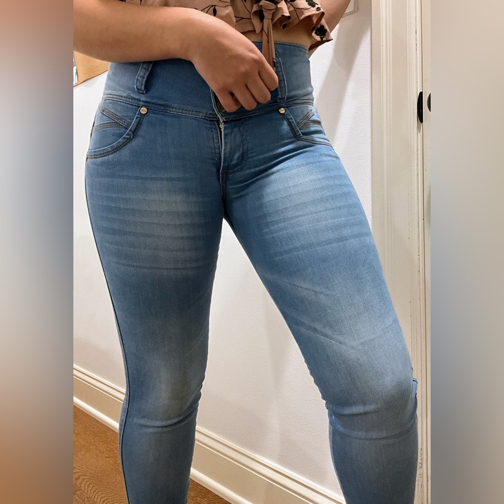 Beautiful high rise jeans, without pockets for a perfect shaping, skinny jeans